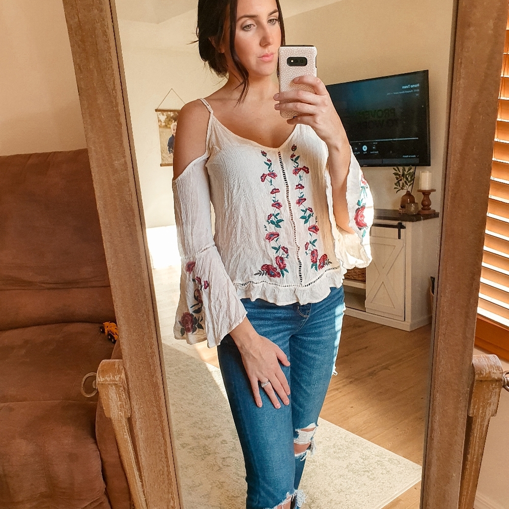 Cold shoulder embroidered floral size medium top
